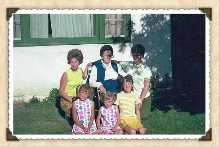 Mom, Grandma Effie, Auntie Marcella, Pam, Michelle and Arlene